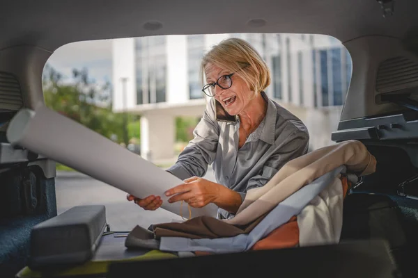 One Mature Blonde Beautiful Business Woman Travel Concept Female Take — Stock Photo, Image