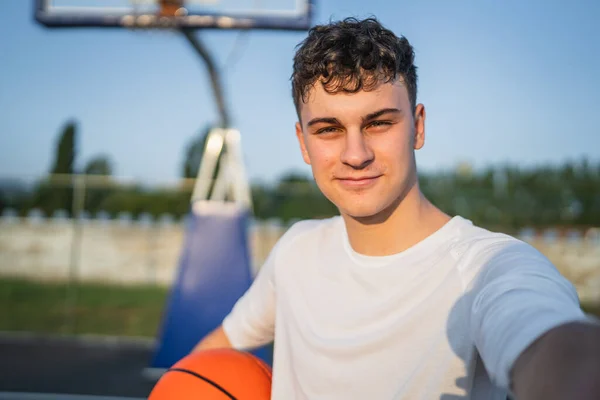 Jeden Nastolatek Kaukaski Mężczyzna Kaukaski Młody Człowiek Stać Boisku Koszykówki — Zdjęcie stockowe