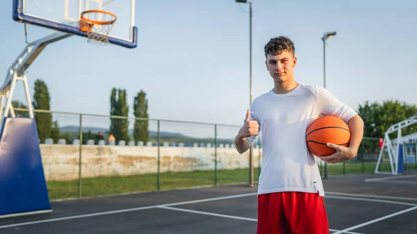 Tonåring Kaukasiska Manliga Kaukasiska Ung Man Står Basketplan Med Boll — Stockfoto