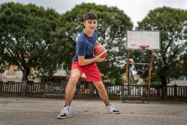 Jeden Teenager Kavkazský Muž Kavkazský Mladý Muž Stojí Basketbalové Hřiště — Stock fotografie