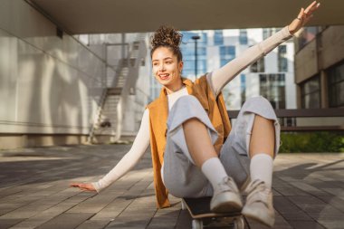 Kafkasyalı güzel kadın kaykayla eğlen mutlu bir gülümseme