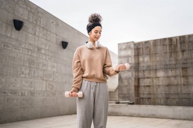 Yetişkin Kafkasyalı kadın, günlük antrenmanında halterli ağırlık kullanan kadın sporcu. Gerçek insan sağlığı ve zindelik konsepti uzay fotokopisi.