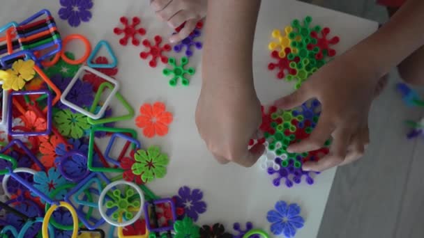 Zblízka Ruce Neznámého Dítěte Hrát Provázání Plastové Hračky — Stock video
