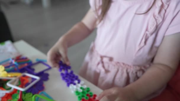 Крупним Планом Руках Невідомої Дитини Грати Переплетеними Пластиковими Іграшками — стокове відео