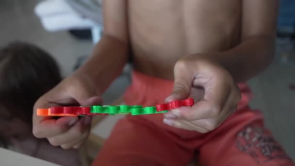 Zblízka Ruce Neznámého Dítěte Hrát Provázání Plastové Hračky — Stock video