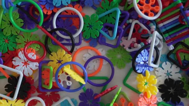 Närbild Händer Okända Barn Lek Med Förreglande Plast Leksaker — Stockvideo