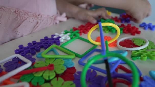 Primer Plano Las Manos Niño Desconocido Jugar Con Juguetes Plástico — Vídeo de stock