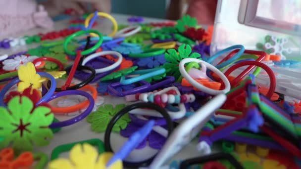 Bilinmeyen Çocukların Ellerini Birbirine Kenetlenmiş Plastik Oyuncaklarla Oynat — Stok video