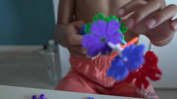 Gros Plan Sur Les Mains Enfant Inconnu Jouer Avec Des — Video
