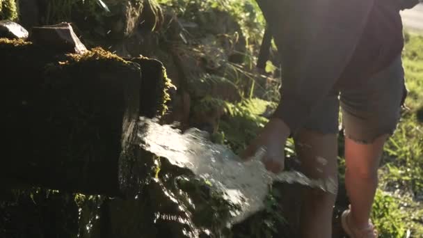 一个陌生的高加索女人在夏天用塑料瓶从山泉中取水 动作缓慢 她手拿着近视 — 图库视频影像