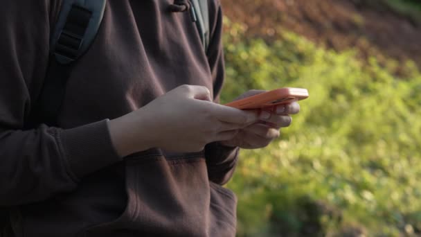 Zblízka Ruce Ženy Používat Smartphone Mobilní Telefon Venkovní Přírodě — Stock video
