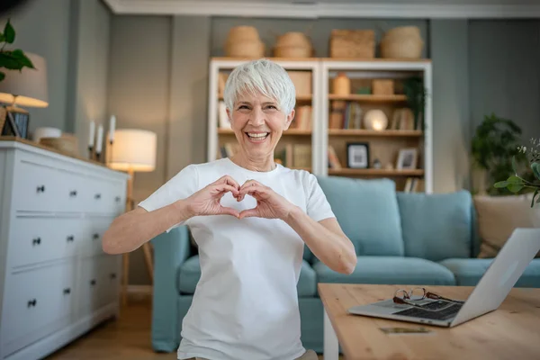 Gezonde Senior Kaukasische Vrouw Tonen Hart Hand Gebaar Gezondheid Liefde — Stockfoto