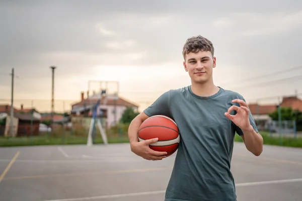 One Teenager Caucasian Male Caucasian Young Man Stand Basketball Court — Stock Photo, Image