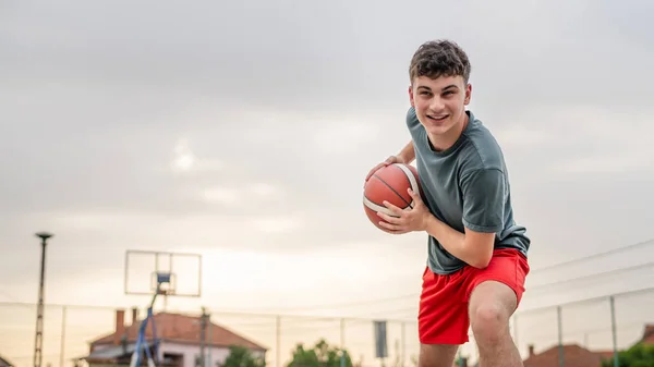 One Teenager Caucasian Male Caucasian Young Man Stand Basketball Court — Stock Photo, Image