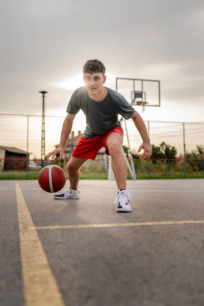 Adolescente Caucasiano Homem Jovem Caucasiano Ficar Quadra Basquete Com Bola — Fotografia de Stock