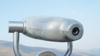 Turistik teleskop metali yakın çekim tek göz bakış açısı dağları gözlemliyor