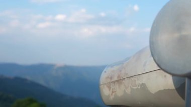 Turistik teleskop metali yakın çekim tek göz bakış açısı dağları gözlemliyor