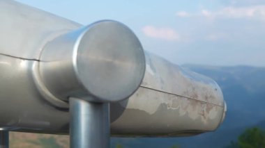 Turistik teleskop metali yakın çekim tek göz bakış açısı dağları gözlemliyor