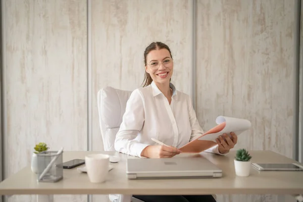 One Woman Female Caucasian Entrepreneur Businesswoman Secretary Sitting Her Office — Zdjęcie stockowe