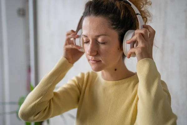 Eine Erwachsene Kaukasische Millennial Mit Kopfhörern Für Online Geführte Meditation — Stockfoto