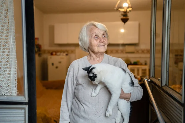 Uma Mulher Idosa Sênior Pensionista Caucasiano Feminino Casa Sozinho Cintura — Fotografia de Stock
