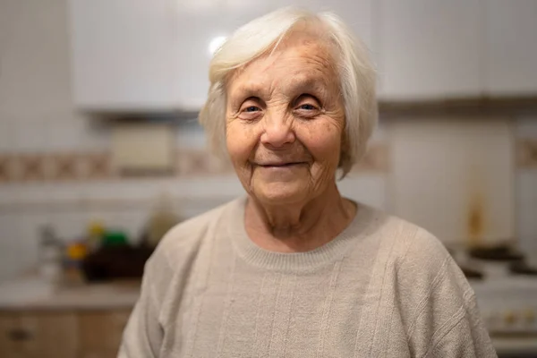 Одна Пожилая Женщина Кавказская Пенсионерка Стоящая Себя Дома Талии Портрет — стоковое фото