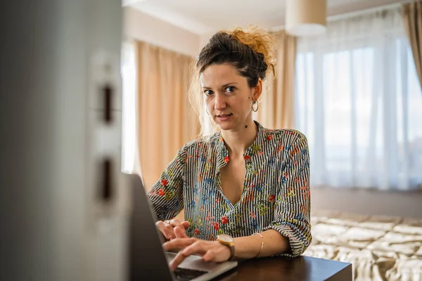 Uma Mulher Adulta Caucasiana Trabalho Feminino Computador Portátil Quarto Quarto — Fotografia de Stock