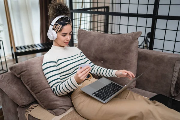 One Woman Shopping Online Hold Credit Card Laptop Computer Home — Stock Photo, Image
