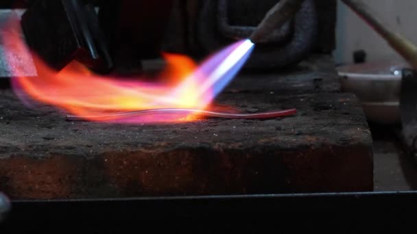 Joyero Orfebre Utilizar Antorcha Para Calentar Proceso Fabricación Anillo Metal — Vídeos de Stock