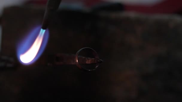 Goudsmid Juwelier Gebruik Zaklamp Goud Metalen Ring Maken Proces Verwarmen — Stockvideo