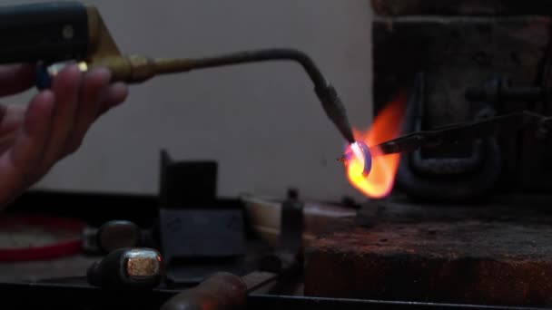 Goudsmid Juwelier Gebruik Zaklamp Goud Metalen Ring Maken Proces Verwarmen — Stockvideo