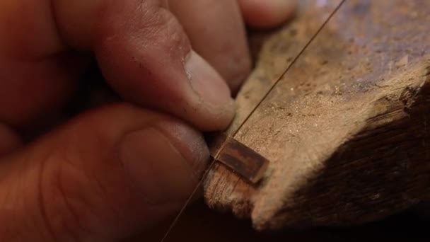 Demir Testeresiyle Kesilmiş Bir Mücevherin Içindeki Kuyumcunun Ellerine Yaklaş — Stok video