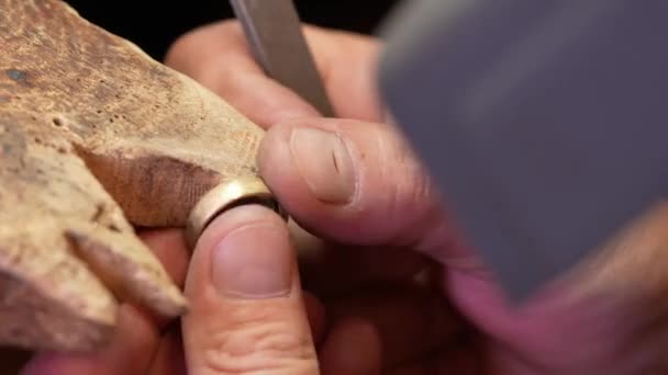 金匠珠宝商在工作台上做一个未完成的戒指 — 图库视频影像