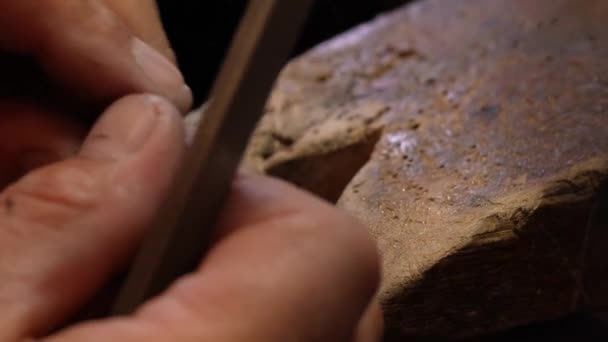 작업대에 라즈를 Unfinished 반지를 형성하는 Goldsmith 보석상 — 비디오
