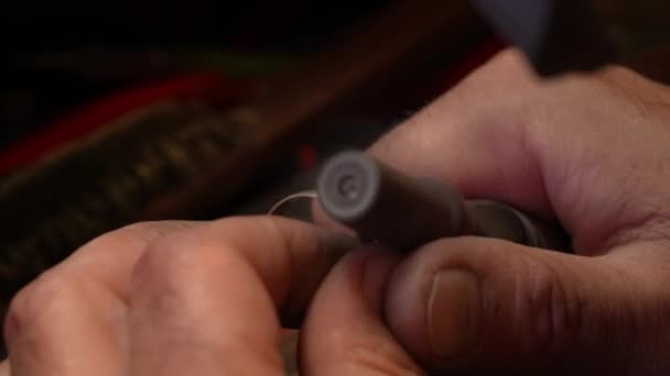 수공예 금속을 위하여 가능한 기계에 거치되는 Jeweler의 — 비디오