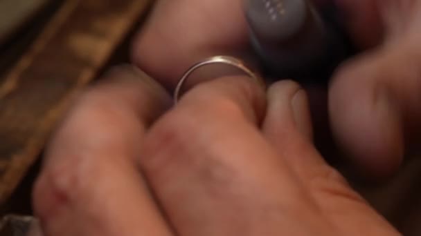 Juwelier Verwendet Schleifpapierrolle Auf Flexibler Bohrmaschine Montiert Das Metall Bei — Stockvideo