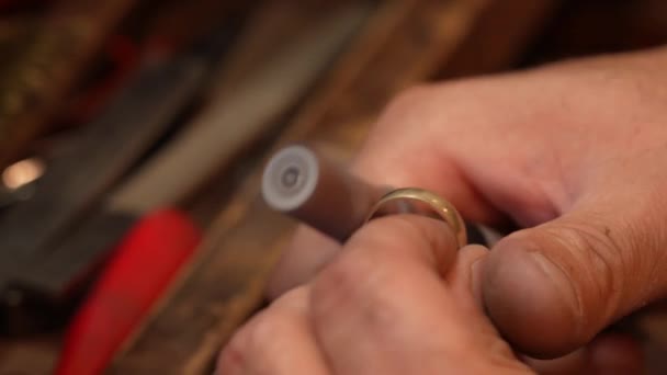 Biżuteria Używać Rolki Papieru Ściernego Zamontowane Elastycznej Wiertarce Wałka Polerowania — Wideo stockowe