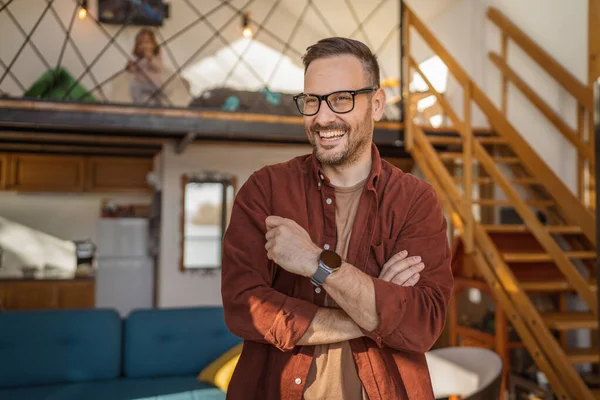 Ein Erwachsener Kaukasischer Mann Mit Bart Und Brille Steht Hause — Stockfoto