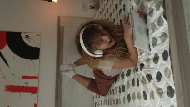 Одна Белая Женщина Вьющимися Волосами Сидит Дома Использует Цифровые Планшеты — стоковое видео