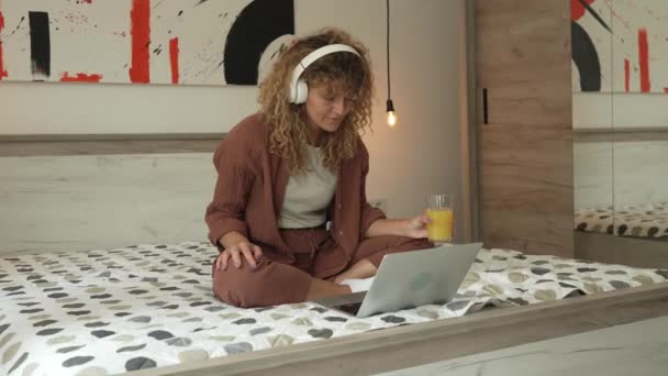 Jedna Běloška Kudrnatými Vlasy Sedět Doma Pomocí Digitálních Tablet Sluchátek — Stock video