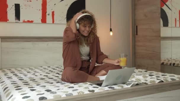 Uma Mulher Caucasiana Com Cabelo Encaracolado Sentar Casa Uso Tablet — Vídeo de Stock
