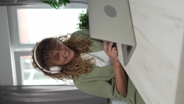 Una Mujer Caucásica Con Pelo Rizado Sentarse Casa Utilizar Tableta — Vídeos de Stock