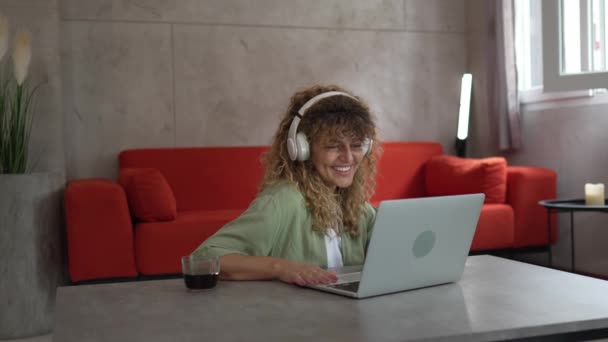 Jedna Běloška Kudrnatými Vlasy Sedět Doma Pomocí Digitálních Tablet Sluchátek — Stock video