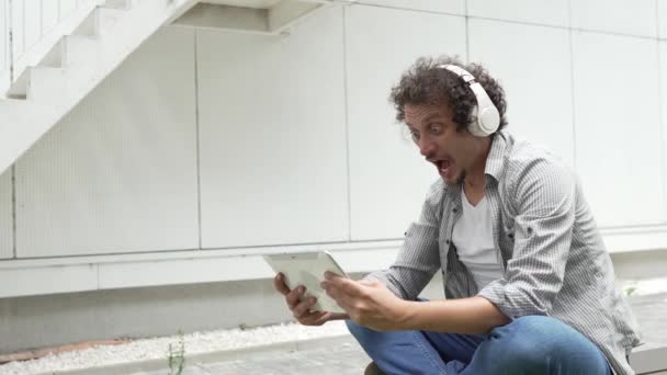 머리를 코카서스 디지털 태블릿 헤드폰 시리즈 온라인 스트림 시리즈 캐스트 — 비디오