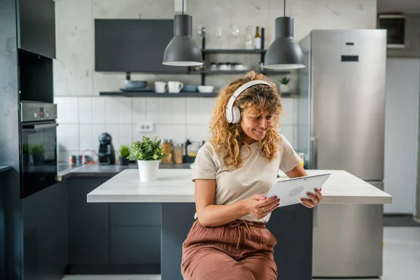 Une Femme Caucasienne Avec Les Cheveux Bouclés Assis Maison Utiliser — Photo