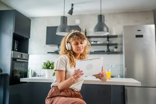 One Caucasian Woman Curly Hair Sit Home Use Digital Tablet — Stock Photo, Image