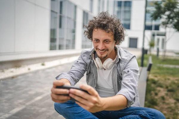 Hombre Caucásico Sentarse Aire Libre Tomar Freno Feliz Sonrisa Jugar —  Fotos de Stock
