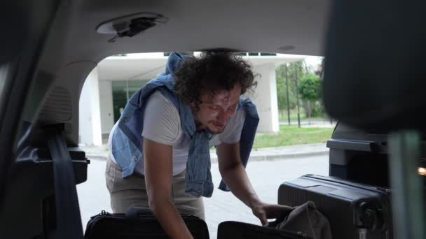 1人の大人の男性旅行コンセプト男性は 荷物を背中に置いたり 車のトランクに入れたり 目的地に移動しながら 実際の人々はロシュトリップのために準備スペースをコピーします — ストック動画