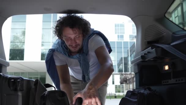 1人の大人の男性旅行コンセプト男性は 荷物を背中に置いたり 車のトランクに入れたり 目的地に移動しながら 実際の人々はロシュトリップのために準備スペースをコピーします — ストック動画
