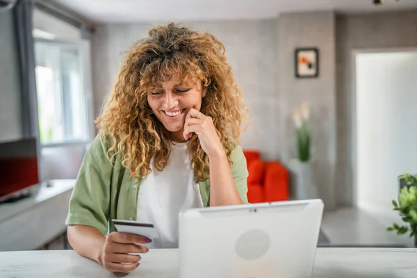 Evde Yetişkin Bir Kadın Online Alışveriş Için Kredi Kartı Banka — Stok fotoğraf